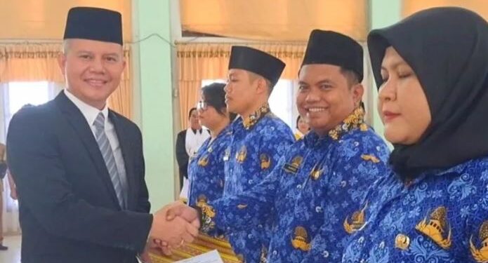 Bupati Gumas Jaya S Monong menyerahkan SK pengangkatan PNS kepada salah satu PNS formasi 2021, usai pengambilan sumpah/janji di Kuala Kurun, Senin (27/2/2023). (ANT)