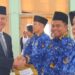 Bupati Gumas Jaya S Monong menyerahkan SK pengangkatan PNS kepada salah satu PNS formasi 2021, usai pengambilan sumpah/janji di Kuala Kurun, Senin (27/2/2023). (ANT)