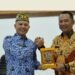 Bupati Gunung Mas, Jaya S Monong (kiri) bertukar cendera mata dengan Bupati Bengkayang, Sebastianus Darwis, di Kuala Kurun, Jumat (17/3/2023). (Foto : Diskominfosantik Gunung Mas)