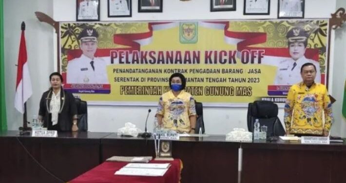 (Dari kiri) Anggota DPRD Kabupaten Gunung Mas Rayaniatie Djangkan, bersama Wakil Bupati Efrensia LP Umbing dan Sekda Yansiterson, saat kick off penandatanganan kontrak pengadaan barang/jasa lingkup Pemkab Gunung Mas 2023 di Kuala Kurun, Kamis (12/1/2023). (Foto : Diskominfosantik Gunung Mas)