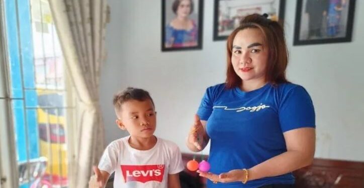 Legislator Kabupaten Gunung Mas, Cici Susilawati bersama putranya sedang memainkan lato-lato di kediamannya, Minggu (15/1/2023). (IST)