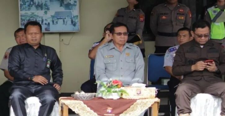 Ketua DPRD Kabupaten Gunung Mas, Akerman Sahidar (tengah) dan lainnya saat menghadiri upacara gelar pasukan Operasi Keselamatan Telabang 2023 di Kuala Kurun, Selasa (7/2/2023). (IST)