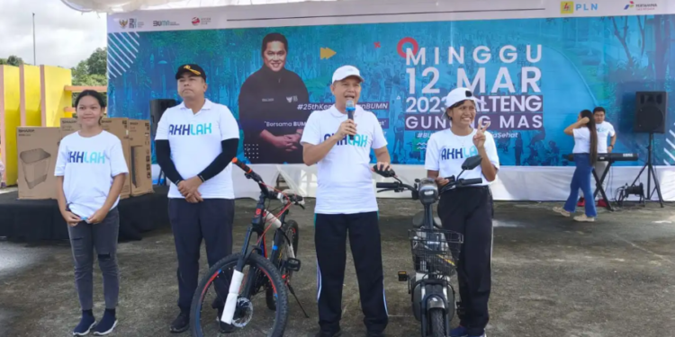 Bupati Gunung Mas, Jaya S Monong menyerahkan hadiah doorprize. (Foto : Diskominfosantik Gunung Mas)