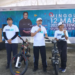 Bupati Gunung Mas, Jaya S Monong menyerahkan hadiah doorprize. (Foto : Diskominfosantik Gunung Mas)