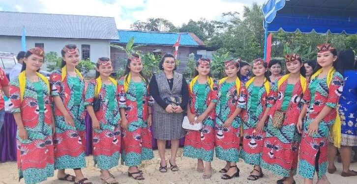 Legislator Kabupaten Gunung Mas, Rayaniatie Djangkan bersama anggota Sanggar Seni Hunut Batarung, yang tampil saat peresmian dan pentahbisan Gereja Barita Selamat GKE Hurung Bunut, di Desa Hurung Bunut Kecamatan Kurun, Senin (27/2/2023). (IST)