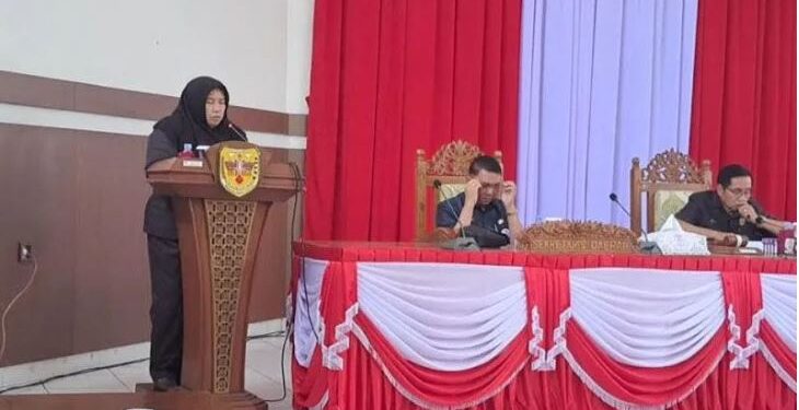 Jubir dapil III DPRD Kabupaten Gunung Mas Siti Hilmiah saat menyampaikan laporan hasil reses saat rapat paripurna di Kuala Kurun, Senin (7/3/2023). (IST)
