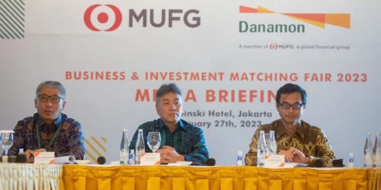 Wakil Direktur Utama PT Bank Danamon Indonesia Tbk. Honggo Widjojo Kangmasto, Direktur Utama PT Bank Danamon Indonesia Tbk.Yasushi Itagaki dan Executive Officer, Country Head of Indonesia, MUFG Bank, Ltd. Kazushige Nakajima memberikan keterangan pers di Jakarta, Senin (27/2/2023). (MASAPNEWS/ANT/HO-Danamon)