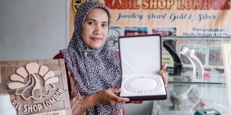 Rusnah, pemilik galeri mutiara UD Nabil Shop Lombok menunjukkan salah satu bentuk kerajinan mutiara air laut yang ada di galerinya di Kabupaten Lombok Barat, Nusa Tenggara Barat, Selasa (28/2/2023). (MASAPNEWS/ANT/HO-PLN)