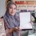 Rusnah, pemilik galeri mutiara UD Nabil Shop Lombok menunjukkan salah satu bentuk kerajinan mutiara air laut yang ada di galerinya di Kabupaten Lombok Barat, Nusa Tenggara Barat, Selasa (28/2/2023). (MASAPNEWS/ANT/HO-PLN)