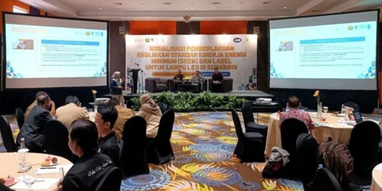 Kementerian ESDM menyosialisasikan penerapan kebijakan SKEM dan label hemat energi lampu LED di Surabaya, Selasa (28/2/2023). (MASAPNEWS/ANT)