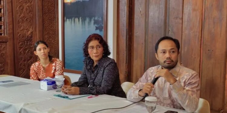 Pendiri maskapai penerbangan Susi Air Susi Pudjiastuti (tengah) saat konferensi pers di SA Residence, Jakarta Timur, Rabu (1/3/2023). (MASAPNEWS/ANT)