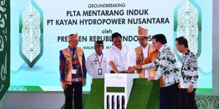 Presiden Joko Widodo saat melakukan peletakan batu pertama (groundbreaking) PLTA Mentarang Induk PT Kayan Hydropower Nusantara, di Kabupaten Malinau, Provinsi Kalimantan Utara, Rabu (1/3/2023). (MASAPNEWS/ANT/Ho-Biro Pers Setpres)