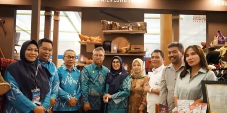 Bupati Luwu Timur Budiman bersama Pengurus Dekranasda Luwu Timur saat ikut dalam event Inacraft 2023 di Jakarta. (MASAPNEWS/ANT/HO-Lutim)