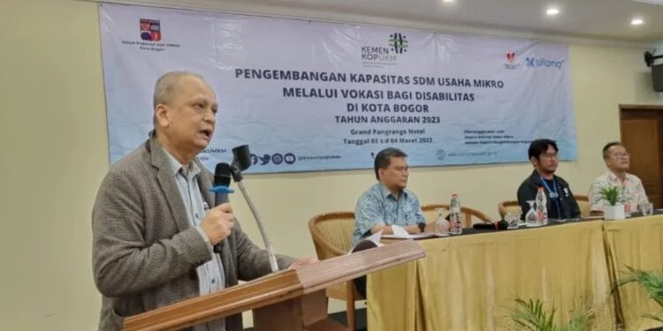 Deputi Bidang Usaha Mikro KemenkopUKM Yulius saat memberikan sambutan pada acara Pengembangan Kapasitas SDM Usaha Mikro Melalui Vokasi Bagi Disabilitas, di Kota Bogor, Jawa Barat, Kamis (2/3/2023). (MASAPNEWS/ANT/HO-KemenKopUKM)