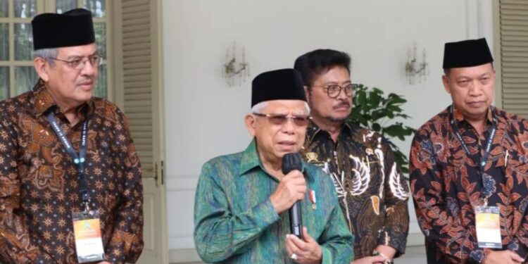 Wakil Presiden (Wapres) Ma'ruf Amin menyampaikan pernyataan kepada wartawan didampingi Menteri Pertanian Syahrul Yasin Limpo (kedua dari kanan) dan Ketua Umum Gabungan Pengusaha Kelapa Sawit Indonesia (GAPKI) Joko Supriyono (paling kanan), di Istana Wakil Presiden, Jakarta, Jumat (3/3/2023). (MASAPNEWS/ANT)