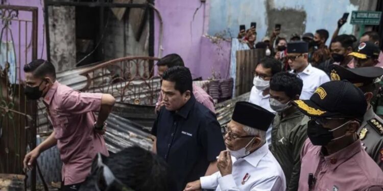 Wapres Ma'ruf Amin (tengah kanan) didampingi Menteri BUMN Erick Thohir (tengah kiri) meninjau permukiman penduduk yang hangus terbakar dampak kebakaran Depo Pertamina Plumpang di kawasan Jalan Koramil, Rawa Badak Selatan, Koja, Jakarta, Sabtu (4/3/2023). (MASAPNEWS/ANT)