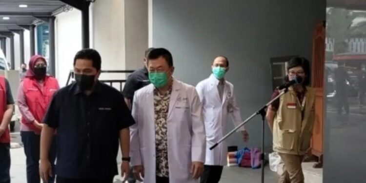 Menteri BUMN Erick Thohir tiba di Rumah Sakit Pusat Pertamina, Jakarta untuk menjenguk korban kebakaran pipa Terminal BBM (TBBM) Plumpang Pertamina pada Sabtu (4/3/2023). (MASAPNEWS/ANT)