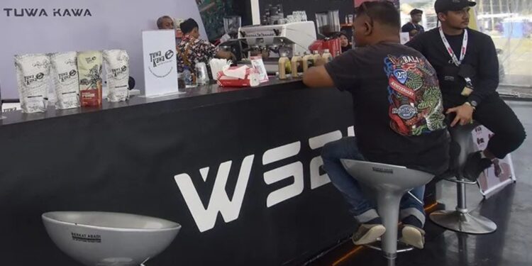 Arsip foto - Pengunjung duduk di depan stan UMKM yang menjual produk lokal di area tribun Sirkuit Mandalika di Desa Kuta, Praya, Lombok Tengah, NTB. (MASAPNEWS/ANT)