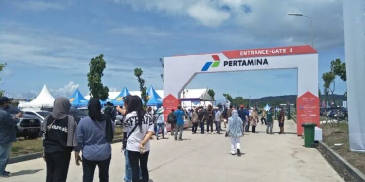 Penonton ajang WSBK Mandalika 2023 saat masuk di pintu utama menuju tribun di Sirkuit Mandalika, Minggu (5/3/2023) (MASAPNEWS/ANT)