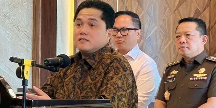 Menteri Badan Usaha Milik Negara (BUMN) Erick Thohir dalam jumpa pers "Penyerahan Pengelolaan Asset Perkara Jiwasraya dari Kejaksaan Agung RI kepada Kementerian BUMN" bersama Jaksa Agung ST Burhanuddin, di Jakarta, Senin (6/3/2023). (MASAPNEWS/ANT)