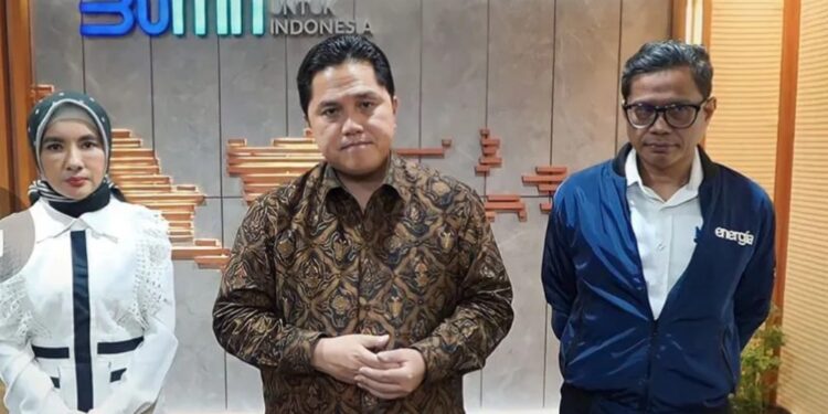 Tangkapan layar - Menteri BUMN Erick Thohir (tengah) didamping Wakil Menteri BUMN I Pahala Mansury (kanan) dan Direktur Utama Pertamina Nicke Widyawati. (MASAPNEWS/ANT/HO-Kementerian BUMN)