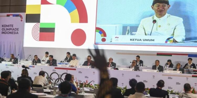 Ketua Komite Olimpiade Indonesia Raja Sapta Oktohari (keenam kiri) memimpin Rapat Anggota Komite Olimpiade Indonesia 2023 di Jakarta, Senin (6/3/2023). Dalam rapat anggota tahunan tersebut Komite Olimpiade Indonesia (NOC Indonesia) menobatkan Presiden Joko Widodo sebagai Bapak Olahraga Indonesia. (MASAPNEWS/ANT)