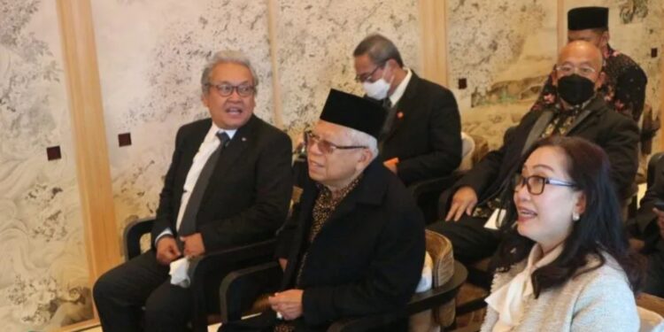 Wapres Ma'ruf Amin saat berdialog dengan diaspora Indonesia pelaku bisnis halal di Jepang, yang berlangsung di Kyoto, Jepang, Selasa (7/3/2023). (MASAPNEWS/ANT)