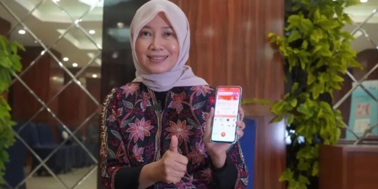 Direktur Bisnis Kurir dan Logistik PT Pos Indonesia (Persero) Siti Choiriana menunjukkan apliksi PosAja yang bisa diunduh melalui gawai. (MASAPNEWS/ANT/HO-Pos Indonesia)