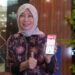Direktur Bisnis Kurir dan Logistik PT Pos Indonesia (Persero) Siti Choiriana menunjukkan apliksi PosAja yang bisa diunduh melalui gawai. (MASAPNEWS/ANT/HO-Pos Indonesia)