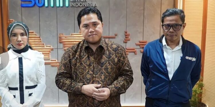 Tangkapan layar - Arsip - Menteri BUMN Erick Thohir (tengah) didamping Wakil Menteri BUMN I Pahala Mansury (kanan) dan Direktur Utama Pertamina Nicke Widyawati. (MASAPNEWS/ANT/HO-Kementerian BUMN)