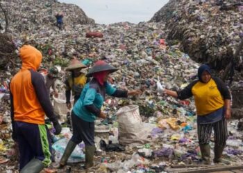 Ilustrasi - Sejumlah pekerja memilah sampah di Tempat Pembuangan Akhir (TPA) Degayu, Pekalongan, Jawa Tengah, Selasa (21/2/2023). (MASAPNEWS/ANT)