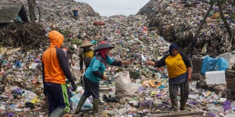 Ilustrasi - Sejumlah pekerja memilah sampah di Tempat Pembuangan Akhir (TPA) Degayu, Pekalongan, Jawa Tengah, Selasa (21/2/2023). (MASAPNEWS/ANT)