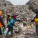 Ilustrasi - Sejumlah pekerja memilah sampah di Tempat Pembuangan Akhir (TPA) Degayu, Pekalongan, Jawa Tengah, Selasa (21/2/2023). (MASAPNEWS/ANT)