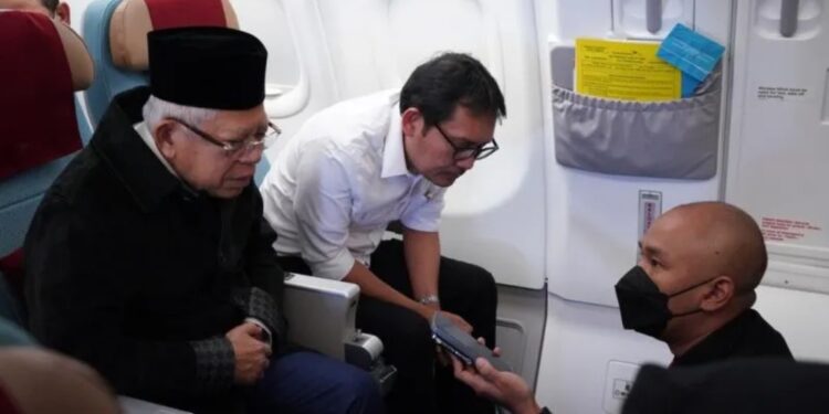 Wapres Ma'ruf Amin memberikan keterangan pers kepada wartawan di dalam pesawat saat perjalanan kembali ke Tanah Air dari lawatan selama lima hari di Osaka dan Kyoto, Jepang, Kamis (9/3/2023). (MASAPNEWS/ANT/HO-BPMI Setwapres)