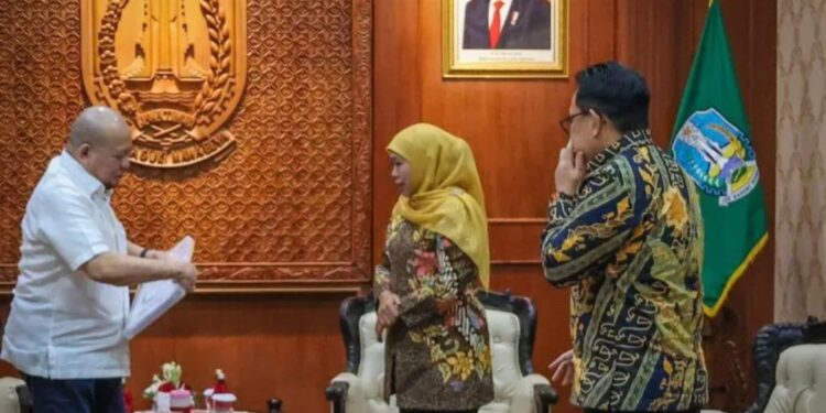 Ketua DPD RI LaNyalla Mahmud Mattalitti menyerahkan berkas aspirasi guru honorer kepada Gubernur Jatim Khofifah Indar Parawansa di Gedung Negara Grahadi Surabaya, Jumat (10/3/2023). (MASAPNEWS/ANT/HO-DPD RI)
