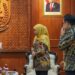 Ketua DPD RI LaNyalla Mahmud Mattalitti menyerahkan berkas aspirasi guru honorer kepada Gubernur Jatim Khofifah Indar Parawansa di Gedung Negara Grahadi Surabaya, Jumat (10/3/2023). (MASAPNEWS/ANT/HO-DPD RI)