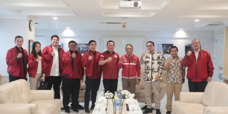 Menteri Pemuda dan Olahraga Republik Indonesia (Menpora RI) Zainudin Amali (tengah) berfoto bersama Pengurus Besar Esport lndonesia (PBESI) saat melakukan untuk membahas persiapan SEA Games Kamboja di Ruang Kerja Lantai 10 Graha Pemuda Senayan, Jakarta, Jumat (6/1/2023). (MASAPNEWS/ANT/HO-Kemenpora RI)