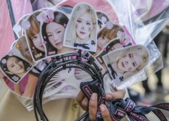 Pedagang membawa atribut grup vokal Blackpink kepada fans saat penukaran tiket konser Blackpink World Tour (Born Pink) Jakarta di Kawasan Parkir Selatan Gelora Bung Karno, Jakarta, Kamis (9/3/2023). (MASAPNEWS/ANT)