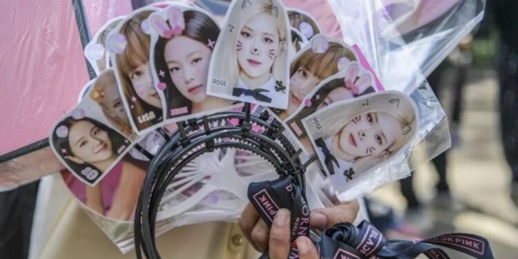 Pedagang membawa atribut grup vokal Blackpink kepada fans saat penukaran tiket konser Blackpink World Tour (Born Pink) Jakarta di Kawasan Parkir Selatan Gelora Bung Karno, Jakarta, Kamis (9/3/2023). (MASAPNEWS/ANT)