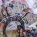 Pedagang membawa atribut grup vokal Blackpink kepada fans saat penukaran tiket konser Blackpink World Tour (Born Pink) Jakarta di Kawasan Parkir Selatan Gelora Bung Karno, Jakarta, Kamis (9/3/2023). (MASAPNEWS/ANT)