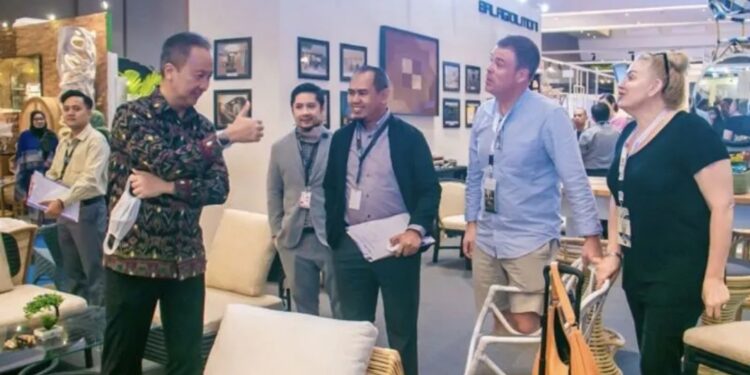 Menteri Perindustrian Agus Gumiwang Kartasasmita berbincang bersama peserta pameran dan para buyers dalam kegiatan Indonesia International Furniture Expo (IFEX) 2023, di Jakarta, 9 Maret 2023. (MASAPNEWS/ANT/HO Kementerian Perindustrian)