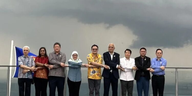 Suasana foto bersama para menteri negara ASEAN atau yang mewakilkan saat Welcome Reception for the ASEAN Economic Minister di di Enam Langit by Plataran, Magelang, Jawa Tengah, Selasa (21/3/2023). (MASAPNEWS/ANT)