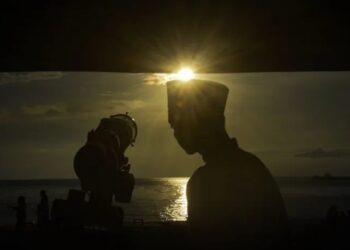 Petugas rukyat meneropong posisi hilal guna menentukan 1 Ramadhan 1444 H di Pos Observasi Taman Wisata Pantai Loang Baloq, Mataram, NTB, Rabu (22/3/2023). Hasil pemantauan hilal terlihat pada pukul 18.45 WITA dengan ketinggian 7,48 derajat. (MASAPNEWS/ANT)