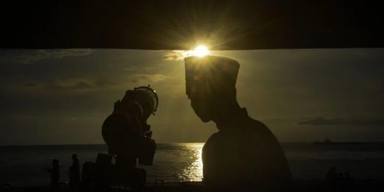 Petugas rukyat meneropong posisi hilal guna menentukan 1 Ramadhan 1444 H di Pos Observasi Taman Wisata Pantai Loang Baloq, Mataram, NTB, Rabu (22/3/2023). Hasil pemantauan hilal terlihat pada pukul 18.45 WITA dengan ketinggian 7,48 derajat. (MASAPNEWS/ANT)