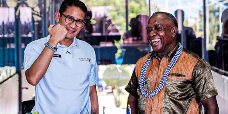 Menteri Pariwisata dan Ekonomi Kreatif Sandiaga Uno melakukan pertemuan dengan Kepala Administrator Pos Lintas Batas Negara (PLBN) Skouw Yan Numberi di Ruang Rapat PLBN Skouw, Jayapura, Papua, Selasa (21/3/2023). (MASAPNEWS/ANT/HO-Humas Kemenparekraf)