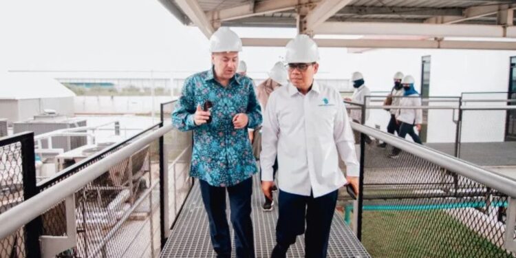 Deputi Bidang Promosi Penanaman Modal Kementerian Investasi/BKPM Nurul Ichwan (kanan) saat peresmian pabrik cat Mowilex di Cikande, Kabupaten Serang, Banten (MASAPNEWS/ANT/HO/Mowilex)