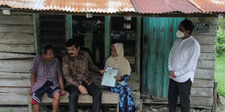 Menteri Agraria dan Tata Ruang/Kepala Badan Pertanahan Nasional (ATR/BPN) Hadi Tjahjanto (kiri) didampingi Wakil Menteri ATR/BPN Raja Juli Antoni (kanan) berbincang dengan warga penerima sertifikat tanah saat kunjungan kerja di Kelurahan Banturung, Palangka Raya, Kalimantan Tengah, Jumat (24/3/2023). (MASAPNEWS/ANT)