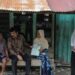 Menteri Agraria dan Tata Ruang/Kepala Badan Pertanahan Nasional (ATR/BPN) Hadi Tjahjanto (kiri) didampingi Wakil Menteri ATR/BPN Raja Juli Antoni (kanan) berbincang dengan warga penerima sertifikat tanah saat kunjungan kerja di Kelurahan Banturung, Palangka Raya, Kalimantan Tengah, Jumat (24/3/2023). (MASAPNEWS/ANT)