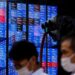 Arsip Foto - Orang-orang melewati layar elektronik yang menunjukkan indeks harga saham Nikkei Jepang di dalam sebuah aula konferensi di Tokyo, Jepang, Selasa (14/6/2022). (MASAPNEWS/ANTARA/REUTERS)