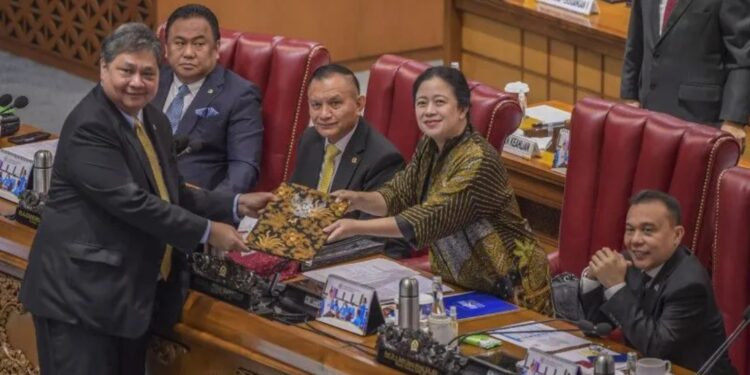 Menteri Koordinator Bidang Perekonomian Airlangga Hartarto (kiri) memberikan dokumen pandangan pemerintah kepada Ketua DPR Puan Maharani (kedua kanan) disaksikan Wakil Ketua DPR Rachmat Gobel (kedua kiri), Lodewijk Freidrich Paulus (tengah) dan Sufmi Dasco Ahmad (kanan) saat Sidang Paripurna DPR ke-19 Masa Persidangan IV Tahun Sidang 2022-2023, di Kompleks Parlemen, Senayan, Jakarta, Selasa (21/3/2023). (MASAPNEWS/ANT)
